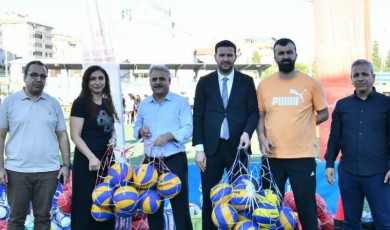 Geleceğin Şampiyonları Yeşiltepe Stadyumu'nda Buluştu: Yaz Spor Okulları ve Spor Akademisi Açıldı