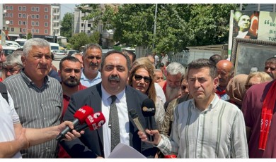 Kapıyı Kırarak İçeri Girmek İsteyen Partililere Çevik Kuvvet Ekipleri Müdahale Etti