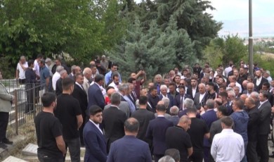 Karababa Mezarlığında Bir Araya Gelen Partililer Şehit Kabirlere Karanfil Bıraktı