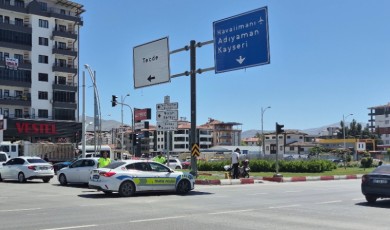 Malatya Çevreyolunda Sivil Polis Aracı İle Motosiklet Çarpıştı: Asfalta Savrulan Sürücü Yaralandı
