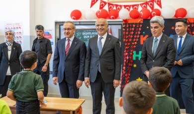 Malatya'da 147 Bin Öğrenci Karne Aldı! Vali Yavuz Karne Töreninde Aileleri Dijital Tehlikelere Karşı Uyardı