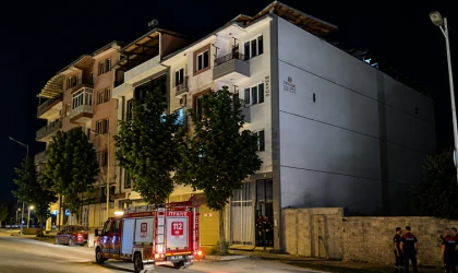 ​Malatya'da Apartman Çatısı Çöktü Vatandaşlar Deprem Sanarak Sokağa Döküldü