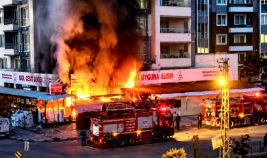 Malatya'da Sabaha Karşı Alevlere Teslim Olan Alışveriş Mağazası Küle Döndü