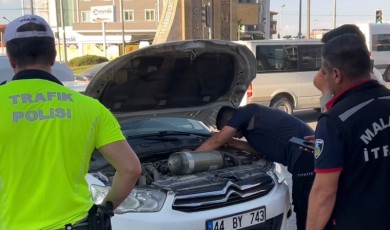 Seyir Halindeki Araçtan Gelen Ses İtfaiyeyi Harekete Geçirdi