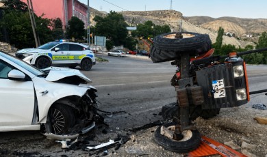 Somuncubaba Kavşağı'nda Korkutan Kaza: Otomobil ile Traktör Çarpıştı