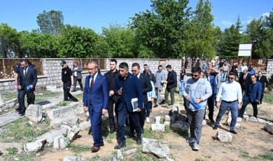 Vali Seddar Yavuz Talimatı Verdi: Tarihi Mezarlık Aslına Uygun Şekilde Restore Edilecek