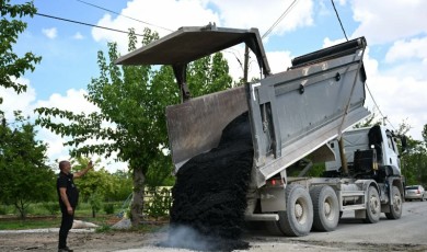 Yeşilyurt Belediyesi Topsöğüt Mahallesi'nde Sıcak Asfalt Çalışmalarına Hız Verdi
