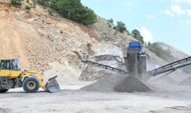 Arapgir Kuluncak ve Pütürge İlçelerinde Kurulan Taş Ocakları Sayesinde Kırsal Yollar Yenileniyor