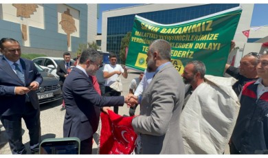 Bakan İbrahim Yumaklı Malatyalı Yetiştiricilere Çoban Evi Konteynerlerinin Anahtarlarını Teslim Etti