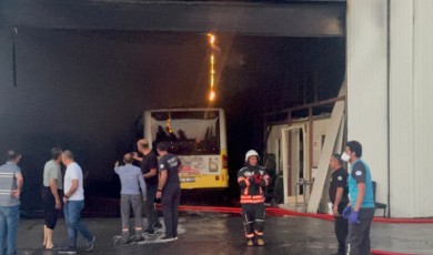 Bakım Atölyesindeki Alevler Üç Belediye Otobüsünü Kül Etti! Bölge Trafiğe Kapatıldı