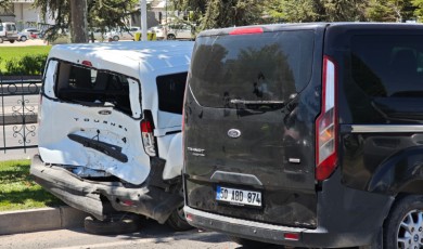 Buhara Bulvarı Üzerinde Üç Araç Birbirine Girdi! Yaralılar Var