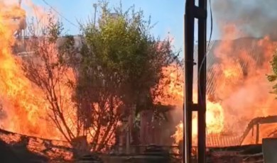 Dilek Mahallesi Uğrak Caddesi'nde Çıkan Yangında Bir Ev ile Ekmek Damı Tamamen Kül Oldu