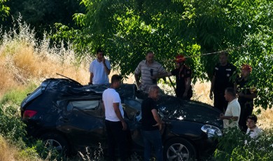 Direksiyon Hakimiyetini Kaybeden Sürücü Kayısı Bahçesinde Can Pazarı Yaşadı