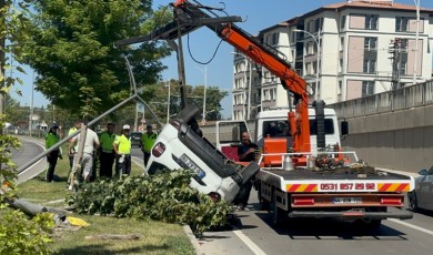 Malatya Elazığ Karayolunda Korkutan Kaza! İki Araç Çarpıştı Biri Refüje Çıkıp Ters Döndü