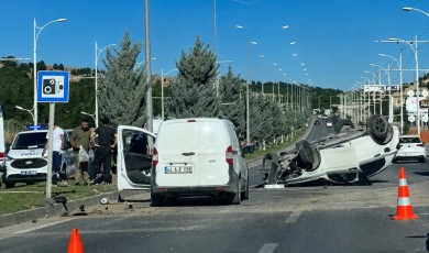 Malatya'da Üniversite Yolunda Kontrolden Çıkan Otomobil Direğe Çarparak Ters Döndü