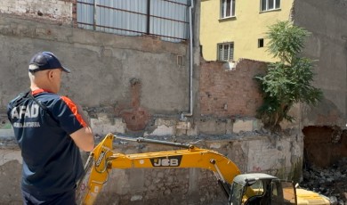 Temel Kazısı Sırasında Toprak Kaydı: Bitişikteki İki Katlı Ev Tedbir Amaçlı Tahliye Edildi