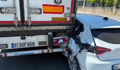 Tonlarca Ağırlıktaki Tıra Çarpan Otomobilden Sağ Çıktılar