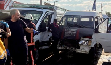 Yeşilyurt’ta Minibüs İle Kamyonet Çarpıştı! Can Pazarı Yaşanan Kazada Altı Kişi Yaralandı