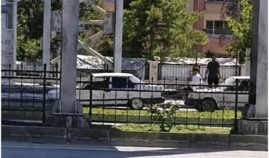 Çevreyolunda Şaşkına Çeviren Görüntü: Otomobili Ayaklarıyla İtti