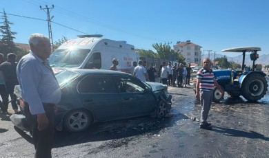 Doğanşehir'de Otomobil Traktöre Çarptı: 3 Kişi Yaralandı