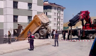 Freni Boşalan Hafriyat Kamyonu TOKİ Binasına Çarptı