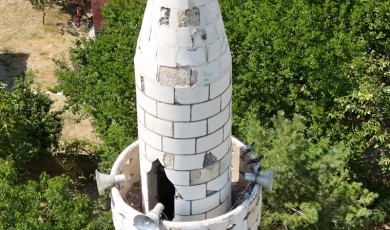 Hafız Camii’nin Hasarlı Alemi Üç Yıldır Onarılmayı Bekliyor