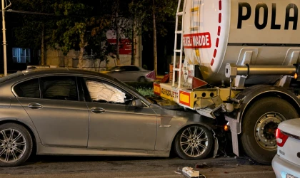 Kırmızı Işıkta Bekleyen Tankere Çarpan Otomobilde İki Kişi Yaralandı