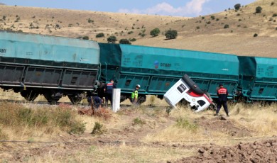 Sivas’tan Malatya’ya Gelen Yük Treni Kamyonla Çarpıştı