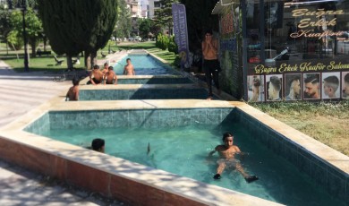 Süs Havuzuna Giren Çocuklar Elektrik Tehlikesine Aldırmadı