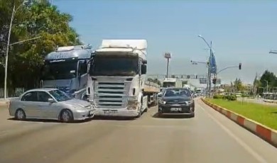 Tırın Önünde Metrelerce Sürüklenen Otomobil Trafikte Korku Dolu Anlar Yaşattı