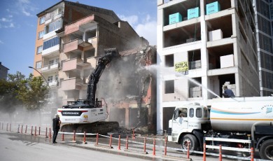 Yeşilyurt’ta Güvenlik Riski Taşıyan Metruk Yapı İçin Düğmeye Basıldı