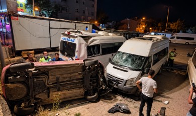 Alt Geçit Çıkışında Savrulan Araç Üç Minibüse Çarparak Takla Attı