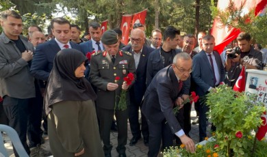 Gaziler Günü Töreninde Protokol ve Vatandaşlar Şehit Kabirlerine Karanfil Bıraktı