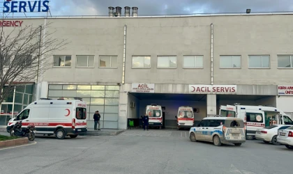 İki Genç Sokak Ortasında Bıçaklanarak Yaralandı