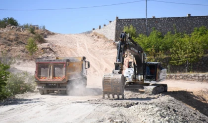 İlçede Sonbahar Yağışları Öncesi Yol Yenileme Çalışmaları Yoğunlaştı