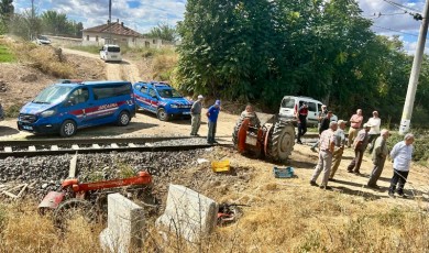 Kaçak Geçitten Geçmeye Çalışan Traktöre Yük Treni Çarptı! Sürücüsü...