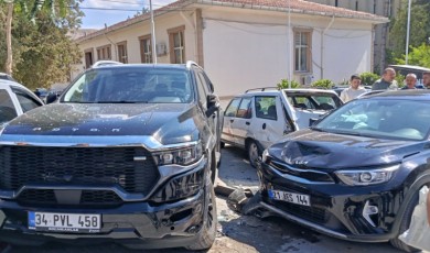Malatya Darende’de Kontrolden Çıkan Araç Yol Kenarındaki 4 Arabaya Çarptı