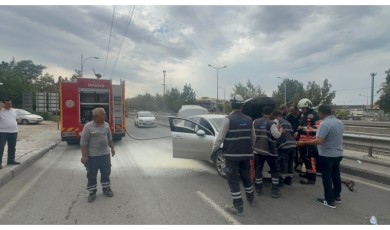 Malatya Park AVM Arka Kısmındaki Yan Yolda Alev Alan Otomobil Trafiği Aksattı