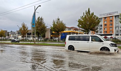 Malatya'da Çevreyolunu Su Bastı! Sürücüler İlerlemekte Güçlük Çekti