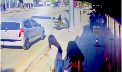 Otomobil Bir Anda Sağa Döndü! Motosiklet Sürücüsü Kaldırıma Savruldu