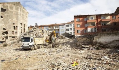 Battalgazi'de Zorlu Binalar Elle Yıkılarak Enkazları Kaldırılacak