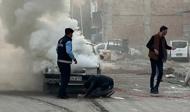 Battalgazi'deki Pazar Yerinde Park Halindeki Araçta Çıkan Yangın Paniğe Neden Oldu