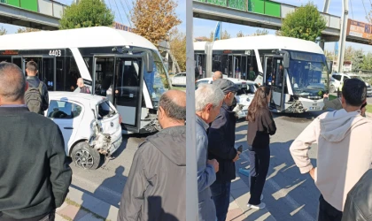 Belediye Binası Arkasında Trambüs Kazası! Beş Yaralı Var