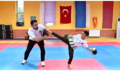 Bir Gözü Ringde Bir Gözü Kan Şekerinde Olan Küçük Boksör Avrupa Şampiyonluğuna Kilitlendi