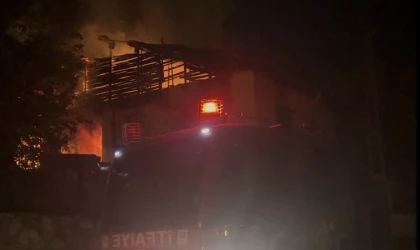 Birkaç Gün Arayla İkinci Yangın... Metruk Yapı Mahallelinin Kabusu Oldu