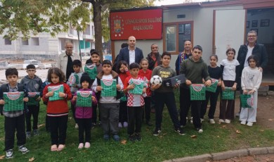Çöşnük Spor Kulübü ve AK Parti Çöşnük Mahalle Başkanlığından Miniklere Bayram Sürprizi