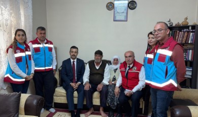 Dünya Yaşlılar Günü’nde Kapıları Çalan Ekipler Unutulmaz Bir Sürprize İmza Attı