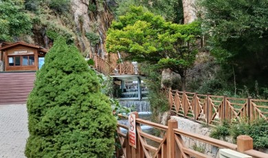 Günpınar Şelalesi Sonbaharda da Ziyaretçi Akınına Uğruyor