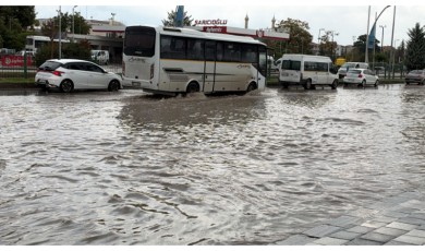 Her Yağmurda Tekrarlanan Sahne: Malatya’da Trafik Aksadı ve Araçlar Arızalandı