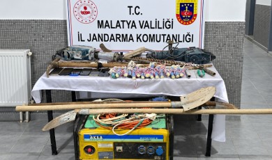 Jandarma Darende'de Kaçak Kazı Yapan Altı Kişiyi Suçüstü Yakaladı